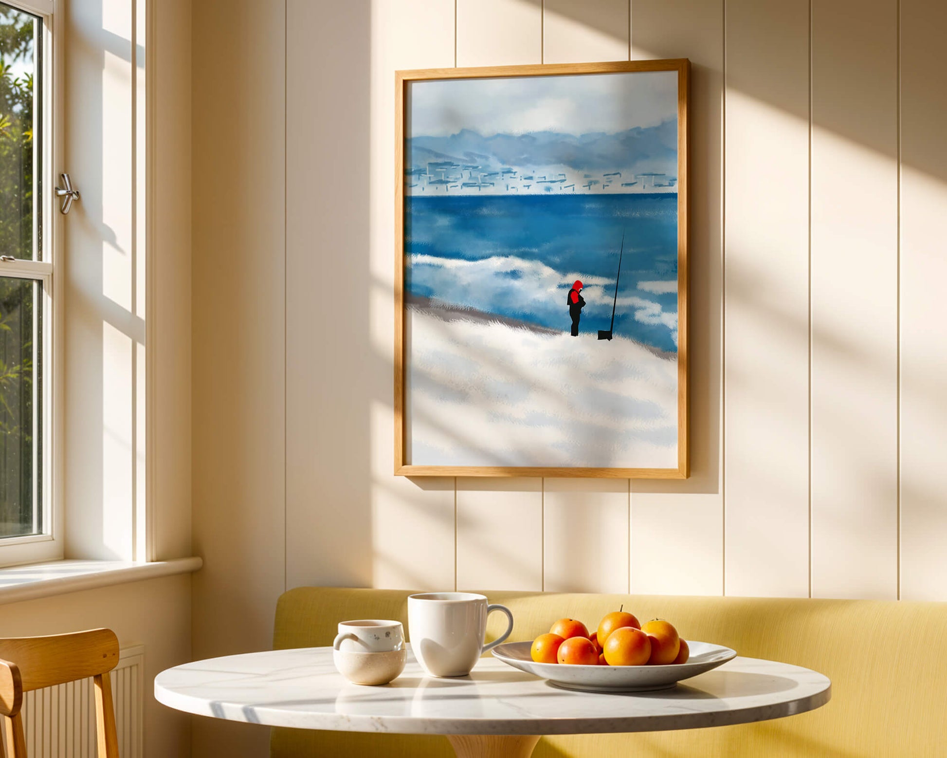 Winterlandschaft mit Person in roter Jacke am Meer