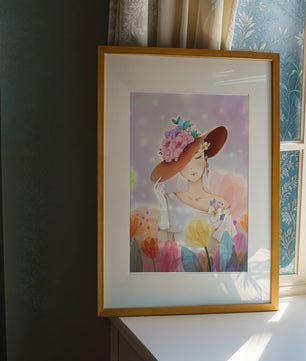 Mujer elegante con sombrero floral entre flores coloridas