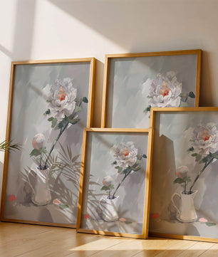 Elegantes peonías blancas en una jarra de cerámica con fondo pastel suave