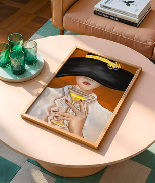 Femme avec un chapeau noir orné d’une touche dorée tenant un verre à cocktail
