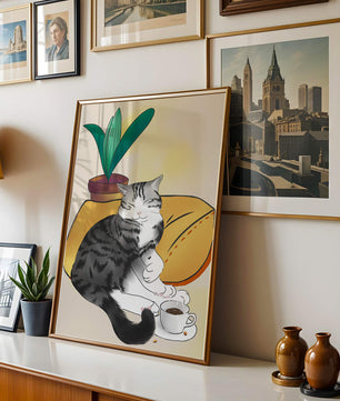 Entspannte Katze mit Kaffee und Pflanze auf gemütlichem Kissen