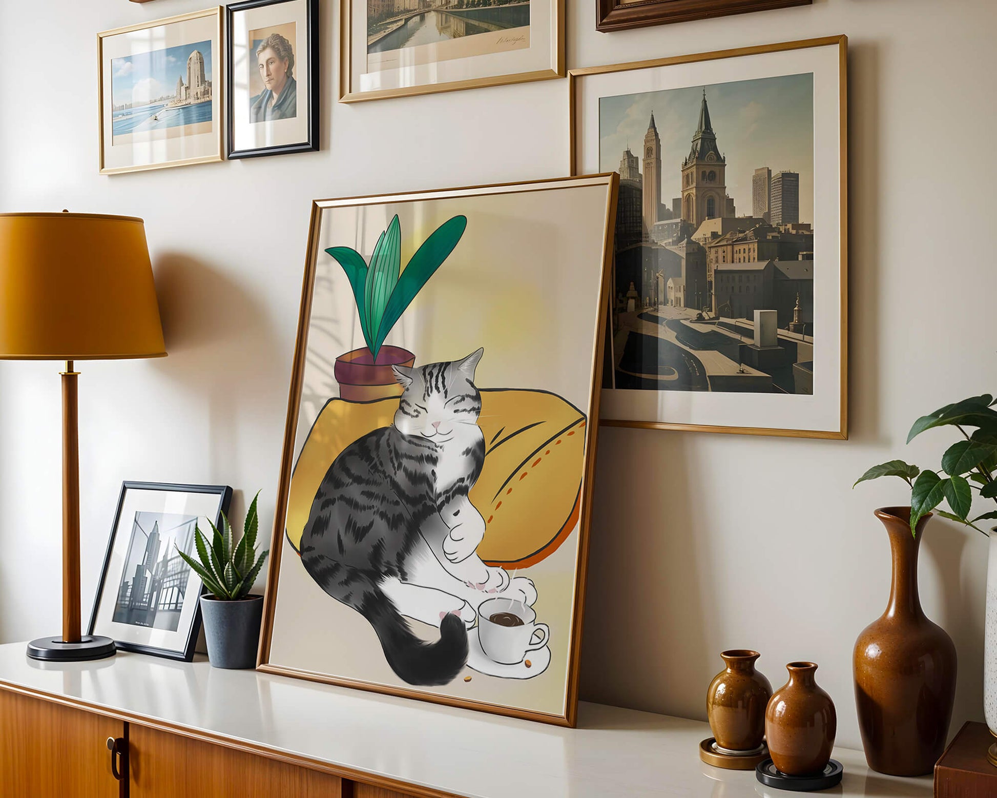 Entspannte Katze mit Kaffee und Pflanze auf gemütlichem Kissen