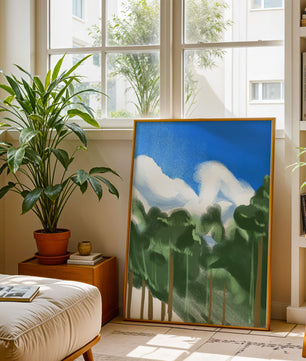 Malerische Waldlandschaft mit blauem Himmel und flauschigen Wolken