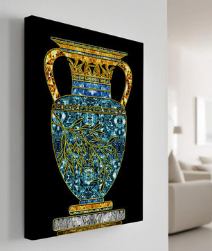 Jarrón de mosaico detallado con piedras preciosas doradas y azules sobre fondo negro