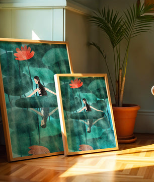 Femme réfléchissant parmi des feuilles de lotus et des fleurs avec une image miroir