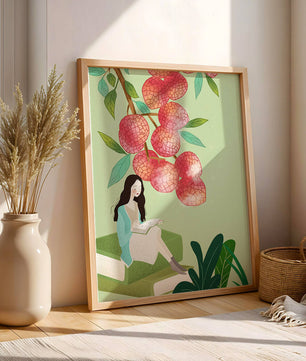 Mujer leyendo bajo un árbol de lichi con vegetación