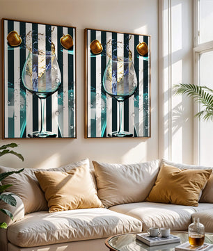Elegante copa de champán con manzanas doradas y fondo a rayas