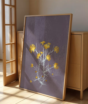 Gelbe Blumen vor einem strukturierten violetten Hintergrund
