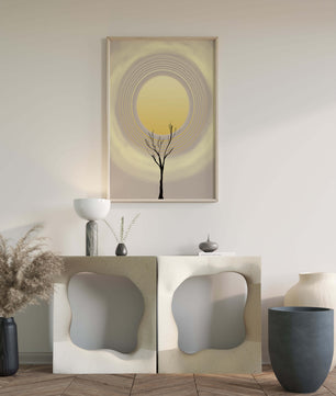 Silueta estilizada de un árbol con círculos concéntricos y un sol grande