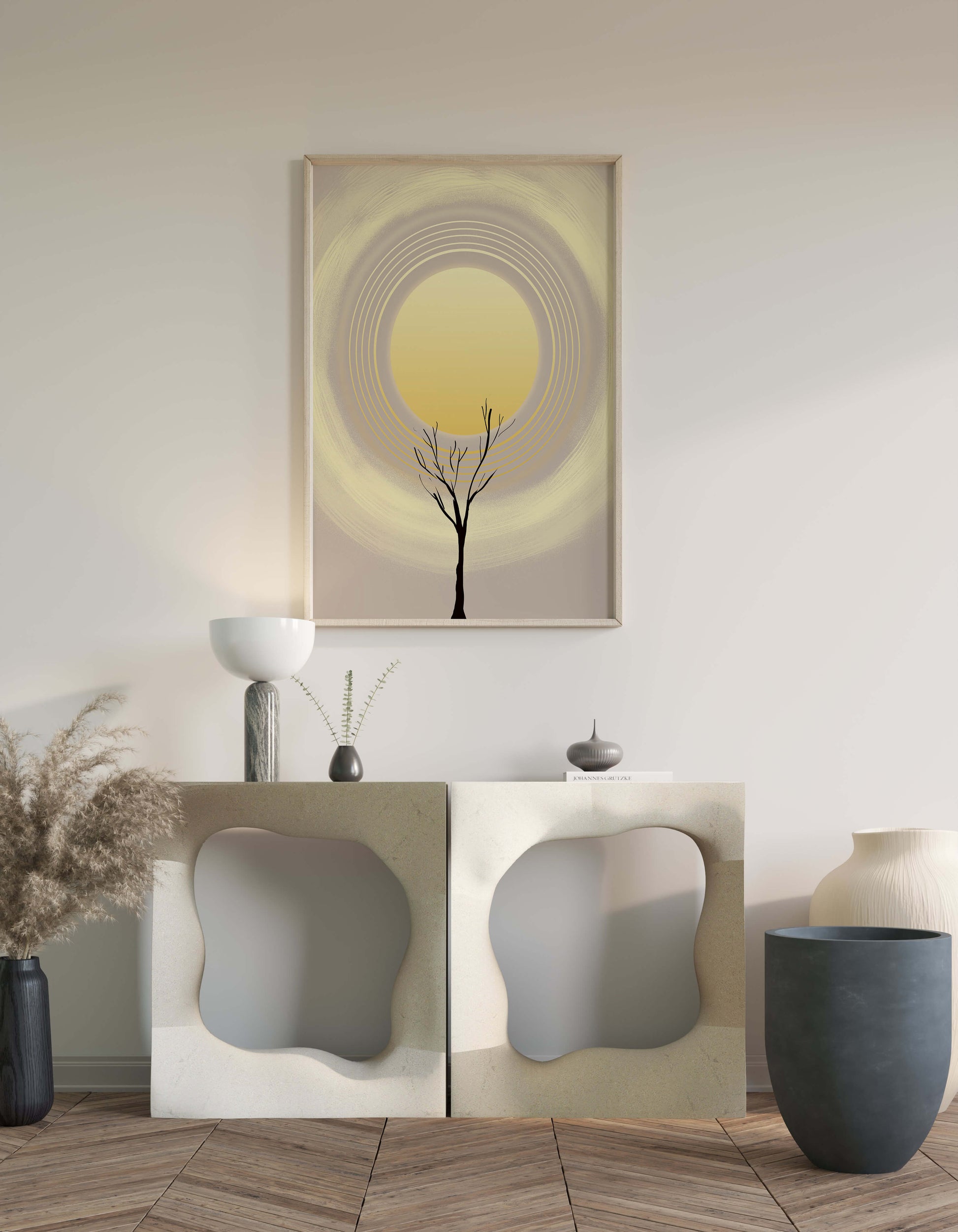 Silueta estilizada de un árbol con círculos concéntricos y un sol grande