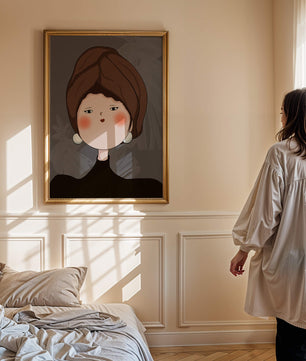 Retrato elegante de una mujer con un tocado único y rasgos expresivos