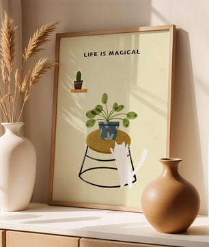 Ilustración encantadora de un gato con planta y mensaje inspirador