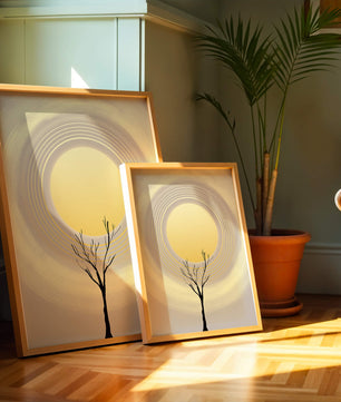 Silueta estilizada de un árbol con círculos concéntricos y un sol grande