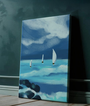 Paisaje marino con veleros navegando olas azules bajo un cielo dramático