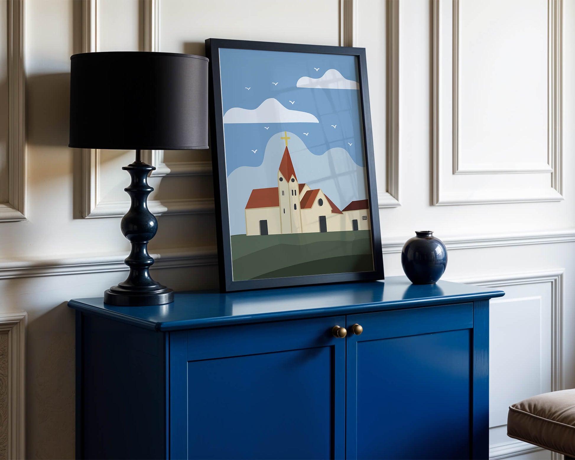 Paisaje idílico de iglesia con cruz dorada y cielo azul