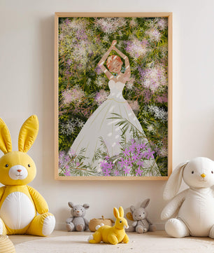Mujer en vestido blanco acostada entre flores en un jardín