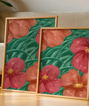 Lebendige Blumenkomposition mit roten und orangefarbenen Blüten auf grünem Laub