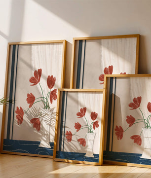 Flores rojas delicadas en un jarrón con interior de elegante cortina