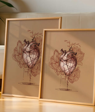 Ilustración detallada de un corazón anatómico con elementos florales sobre fondo beige