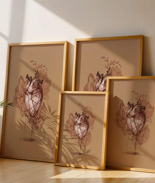 Ilustración detallada de un corazón anatómico con elementos florales sobre fondo beige
