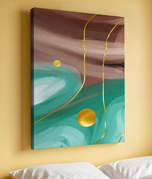 Composición abstracta con elementos dorados sobre fondo turquesa y marrón