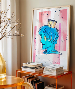 Illustration artistique d’un personnage au visage bleu avec une couronne dorée sur un fond abstrait