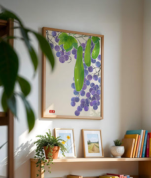 Ilustración de uvas y pepino con colores vibrantes y hojas