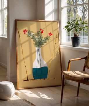 Vase avec des fleurs rouges et des accents dorés