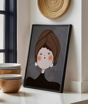 Retrato elegante de una mujer con un tocado único y rasgos expresivos
