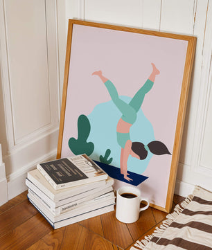 Ilustración de una mujer practicando la postura de parada de manos en yoga