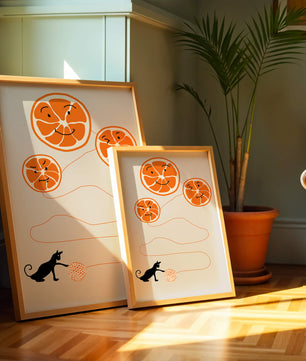 Ilustración juguetona de naranjas con un gato y ovillo de hilo