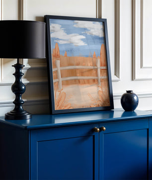 Paisaje otoñal sereno con cerca de madera y cielo azul