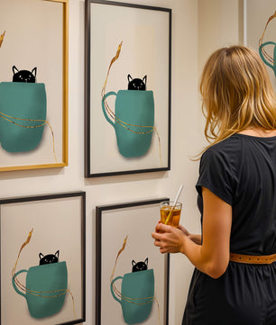 Katze in blaugrüner Tasse mit goldenen Elementen