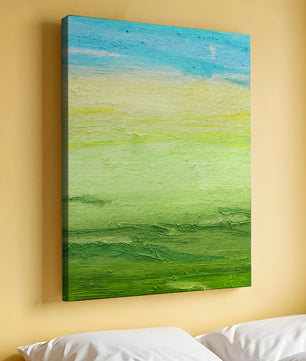 Paisaje abstracto con cielo azul y campos verdes