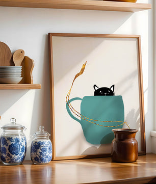 Katze in blaugrüner Tasse mit goldenen Elementen
