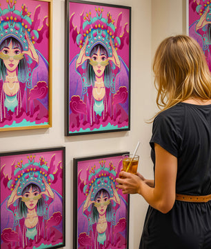 Ilustración colorida de una mujer con traje tradicional y tocado ornamental