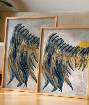 Arte de plumas abstractas con detalles dorados sobre fondo texturizado