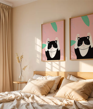 Gato ilustrado sobre fondo rosa con hojas.