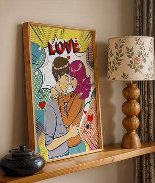 Ilustración de pop art romántico con pareja abrazándose y texto de amor