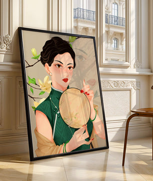 Mujer elegante con vestido tradicional sosteniendo un abanico decorativo con flores de magnolia