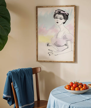 Elegant Woman in Vintage Fashion with Veil Hat and Pastel Background - Mi tienda