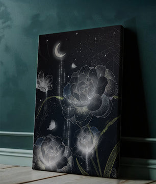 Fleur nocturne avec floraisons au clair de lune et papillon illuminé