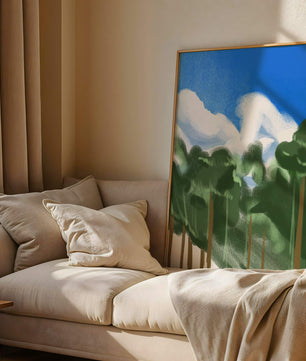 Malerische Waldlandschaft mit blauem Himmel und flauschigen Wolken