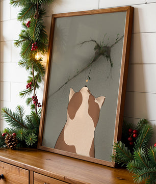 Chat observant une fleur poussant sur un mur fissuré