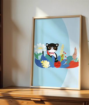 Ilustración de un gato con mariquita y flores sobre fondo azul claro