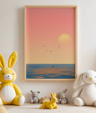 Tranquille coucher de soleil sur l'océan calme avec des oiseaux dans le ciel