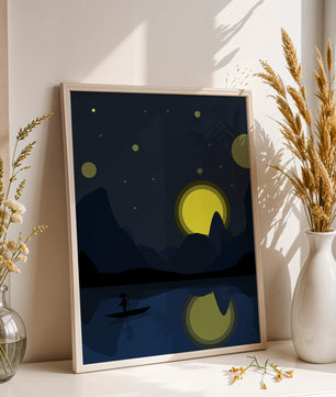 Paisaje nocturno sereno con río iluminado por la luna y bote silueteado