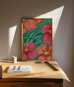 Lebendige Blumenkomposition mit roten und orangefarbenen Blüten auf grünem Laub