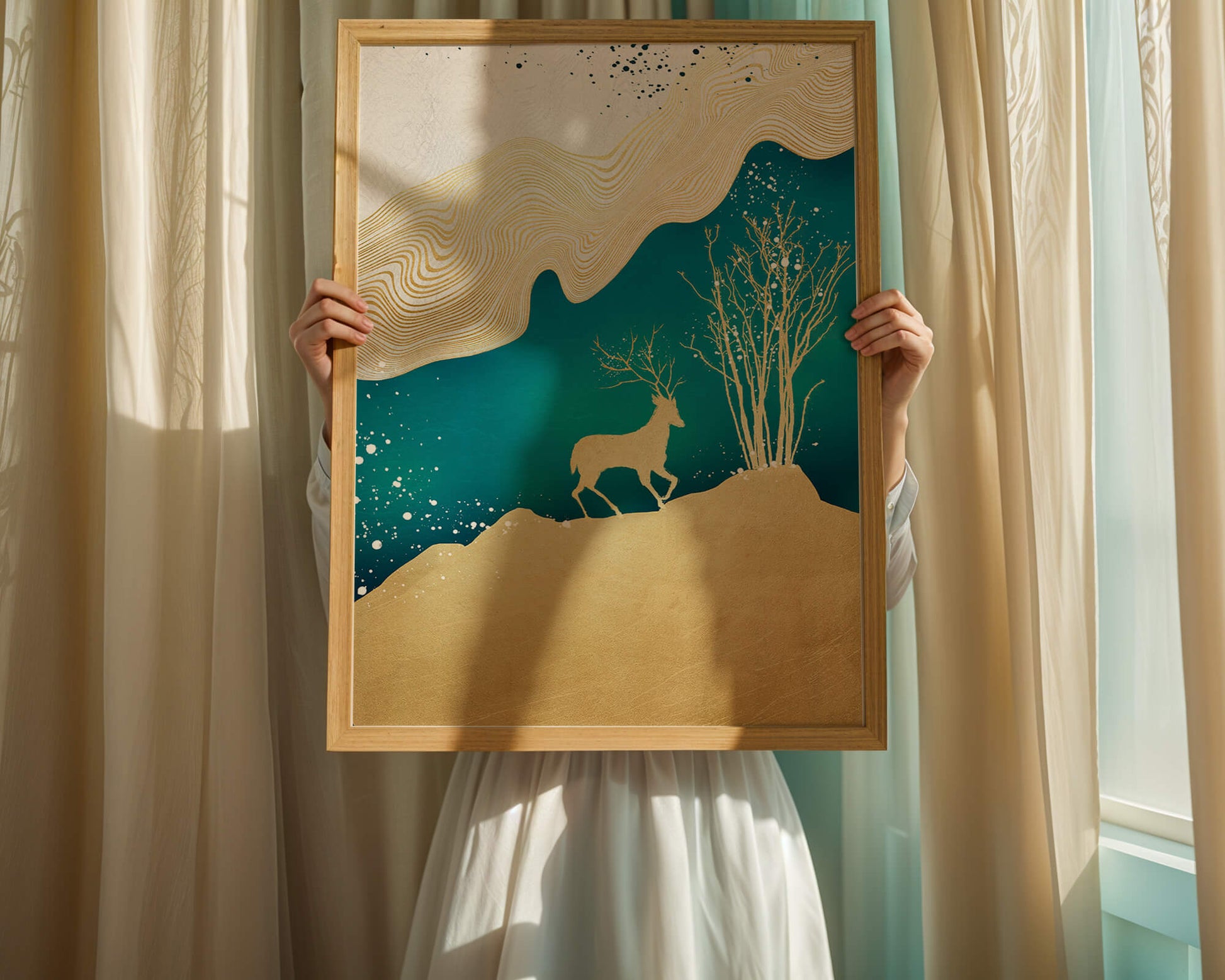 Elegante arte abstracto con ciervos dorados y temática de naturaleza.