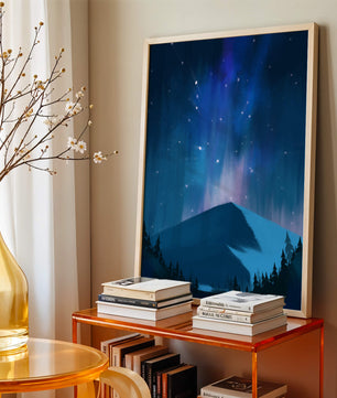 Paisaje montañoso sereno con auroras boreales y bosque oscuro